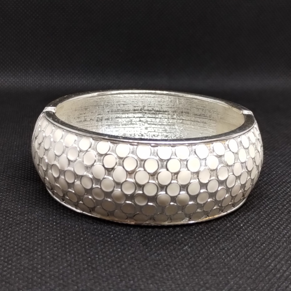 Bingo bracelet with spring opening